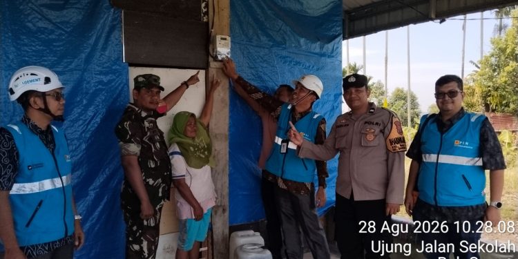 Listrik Gratis Hadir untuk Rubiah, Bhabinkamtibmas Ikut Pastikan Bantuan Berjalan Lancar