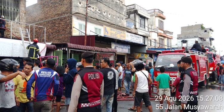 Api Mengamuk di Ruko Jalan Patuan Nagari, Polisi Bergerak Cepat Amankan Lokasi Api Mengamuk di Ruko Jalan Patuan Nagari, Polisi Bergerak Cepat Amankan Lokasi