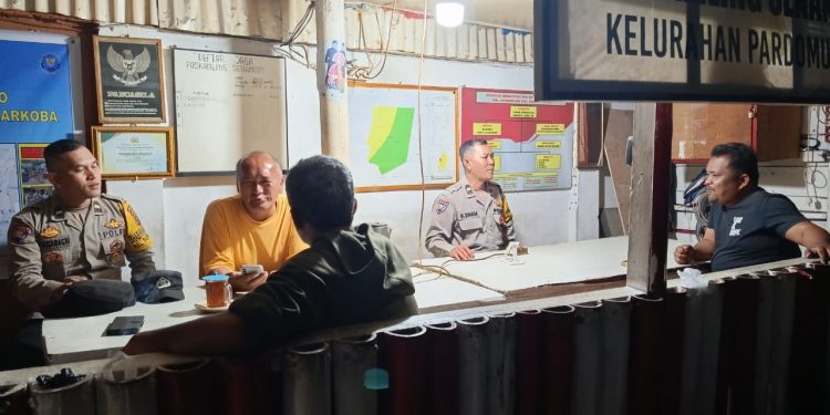 Sambangi Pos Satkamling, Bhabinkamtibmas Polsek Siantar Timur Perkuat Keamanan Lingkungan