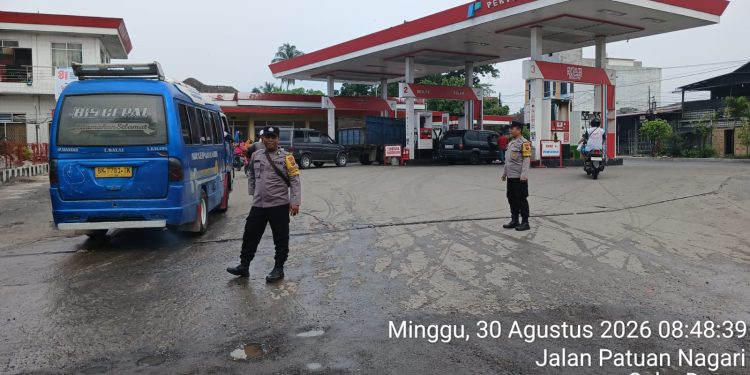 Polsek Siantar Utara Turun Langsung Kawal Distribusi BBM, Stok Aman dan Antrean Terkendali Polsek Siantar Utara Turun Langsung Kawal Distribusi BBM, Stok Aman dan Antrean Terkendali