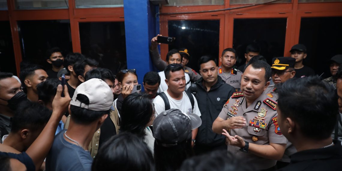 Kapolrestabes Medan Jadi Mediator Aksi Mahasiswa Universitas Darma Agung, Sejumlah Tuntutan Berujung Kesepakatan Kapolrestabes Medan Jadi Mediator Aksi Mahasiswa Universitas Darma Agung, Sejumlah Tuntutan Berujung Kesepakatan