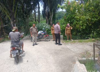 Dengar Keluhan Warga, Kapolsek Siantar Marihat Turun Langsung Cek Jembatan Rusak di Gang Manunggal