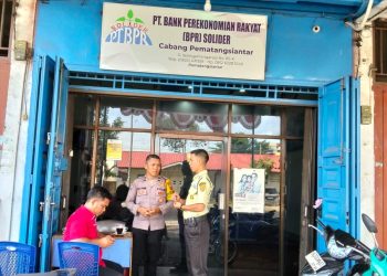 Jalin Silaturahmi, Bhabinkamtibmas Polsek Siantar Utara Sambangi Nasabah BPR