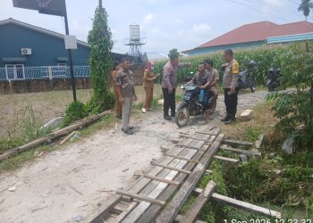 Dengar Keluhan Warga, Kapolsek Siantar Marihat Turun Langsung Cek Jembatan Rusak di Gang Manunggal