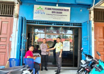 Jalin Silaturahmi, Bhabinkamtibmas Polsek Siantar Utara Sambangi Nasabah BPR