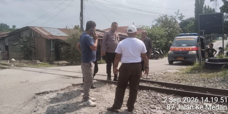 Tersambar Kereta Api Saat Bertugas, Karyawan PT KAI Dilarikan ke Rumah Sakit