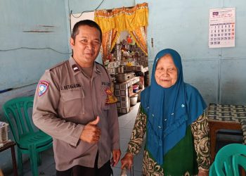Peduli Lansia, Bhabinkamtibmas Polsek Siantar Timur Sambangi Nenek Ulfa di Jalan Kapten Tandean