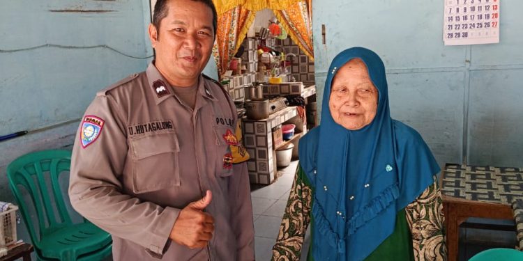 Peduli Lansia, Bhabinkamtibmas Polsek Siantar Timur Sambangi Nenek Ulfa di Jalan Kapten Tandean Peduli Lansia, Bhabinkamtibmas Polsek Siantar Timur Sambangi Nenek Ulfa di Jalan Kapten Tandean