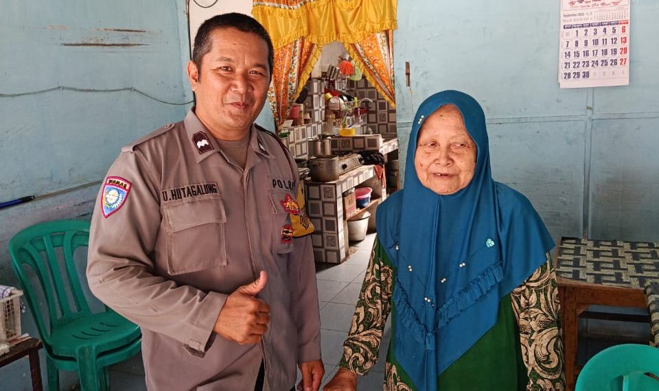 Peduli Lansia, Bhabinkamtibmas Polsek Siantar Timur Sambangi Nenek Ulfa di Jalan Kapten Tandean Peduli Lansia, Bhabinkamtibmas Polsek Siantar Timur Sambangi Nenek Ulfa di Jalan Kapten Tandean