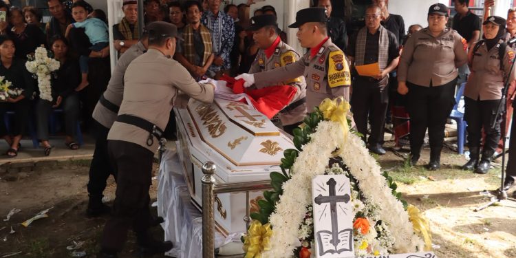 Tangis dan Doa Mengiringi Kepergian AIPTU Tulus Karlos Simanjuntak, Kapolres Pematangsiantar Pimpin Upacara Pemakaman