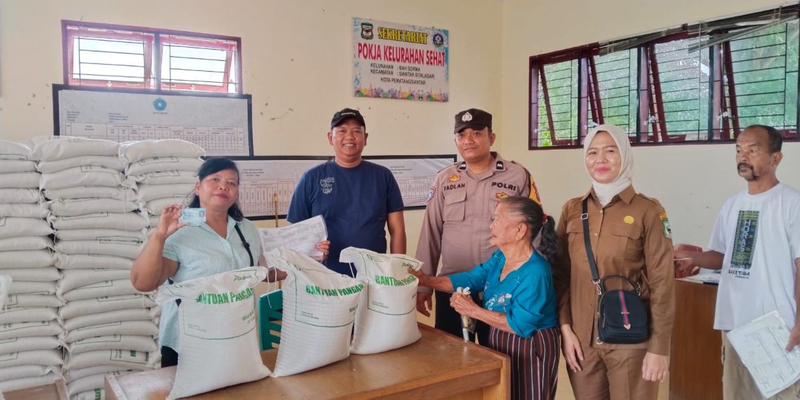 Kawal Penyaluran Bantuan, Bhabinkamtibmas Polsek Siantar Martoba Monitoring Banpang Beras di Bah Sorma Kawal Penyaluran Bantuan, Bhabinkamtibmas Polsek Siantar Martoba Monitoring Banpang Beras di Bah Sorma