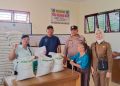 Kawal Penyaluran Bantuan, Bhabinkamtibmas Polsek Siantar Martoba Monitoring Banpang Beras di Bah Sorma
