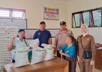 Kawal Penyaluran Bantuan, Bhabinkamtibmas Polsek Siantar Martoba Monitoring Banpang Beras di Bah Sorma