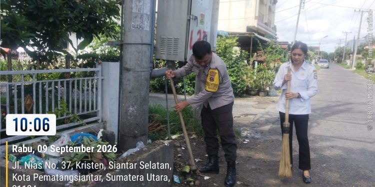 Bhabinkamtibmas Hadir di Tengah Warga, Gotong Royong Jaga Kebersihan Jalan Nias