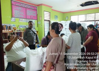 Kawal Banpang Beras, Bhabinkamtibmas Siantar Utara Titip Pesan Kamtibmas ke Warga