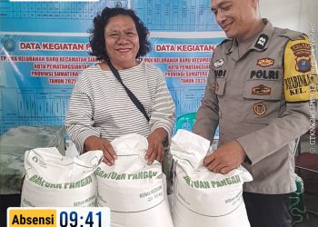 Banpang Beras Dibagikan, Bhabinkamtibmas Siantar Utara Kawal hingga Imbau Warga Waspada Banjir