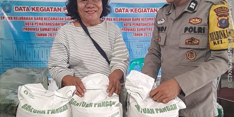 Banpang Beras Dibagikan, Bhabinkamtibmas Siantar Utara Kawal hingga Imbau Warga Waspada Banjir Banpang Beras Dibagikan, Bhabinkamtibmas Siantar Utara Kawal hingga Imbau Warga Waspada Banjir