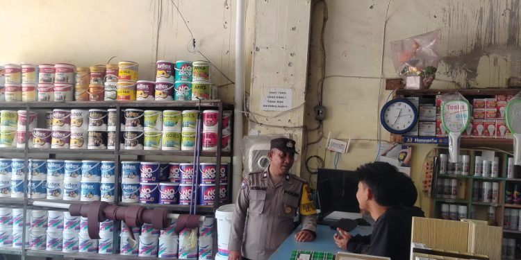 Sambangi Toko Warga, Bhabinkamtibmas Siantar Utara Tekankan Pesan Kamtibmas