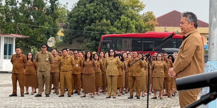 Pimpin Apel Gabungan, Wabup Taput Tekankan Evaluasi Kerja, Inovasi, dan Transparansi Publik Pimpin Apel Gabungan, Wabup Taput Tekankan Evaluasi Kerja, Inovasi, dan Transparansi Publik