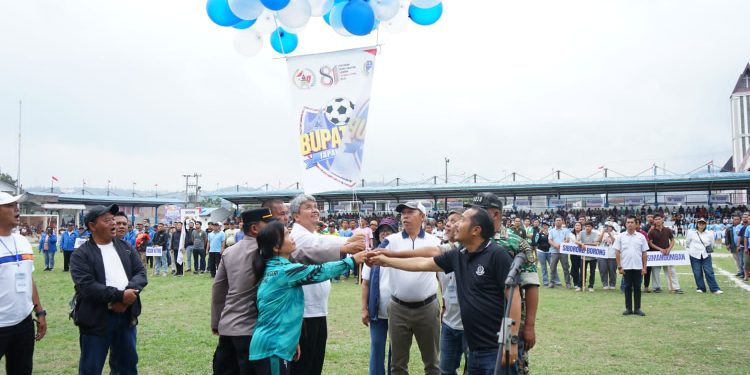 Meriahkan Hari Jadi ke-81 Taput, Bupati JTP Hutabarat Resmi Buka Turnamen Sepak Bola Bupati Cup 2026 Meriahkan Hari Jadi ke-81 Taput, Bupati JTP Hutabarat Resmi Buka Turnamen Sepak Bola Bupati Cup 2026