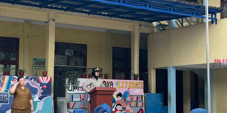 Dari Upacara ke Pesan Tegas: Kapolsek Siantar Selatan Ajak Siswa SMPN 12 Jauhi Pergaulan Negatif Dari Upacara ke Pesan Tegas: Kapolsek Siantar Selatan Ajak Siswa SMPN 12 Jauhi Pergaulan Negatif