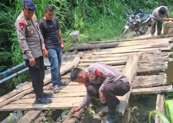 Brimob Sumut Tinjau Kondisi Jembatan Rambin Aek Mata, Dorong Akses Penghubung Warga Segera Diperbaiki