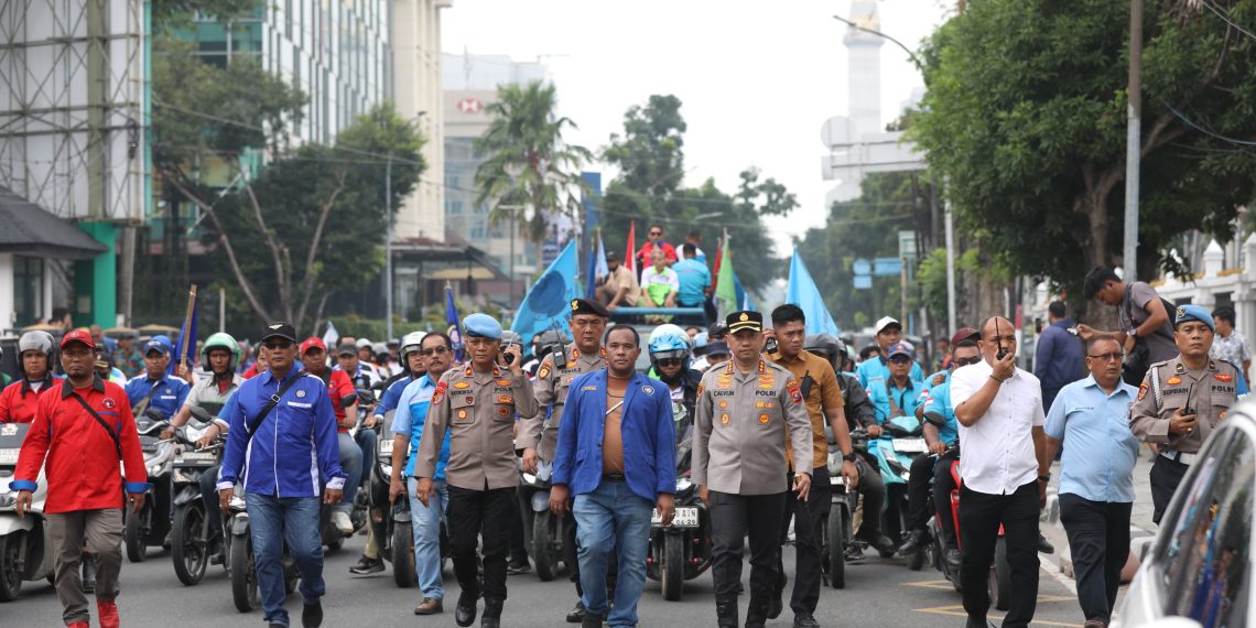 Kapolrestabes Medan Long March Bersama Massa Aksi Buruh GEBRAK, Berlangsung Tertib dan Humanis