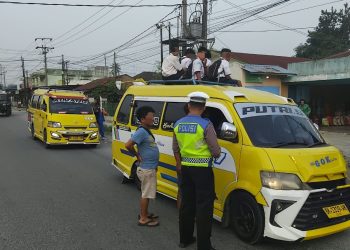Bahaya Penumpang di Atap Kendaraan, Satlantas Pematangsiantar Beri Peringatan ke Supir