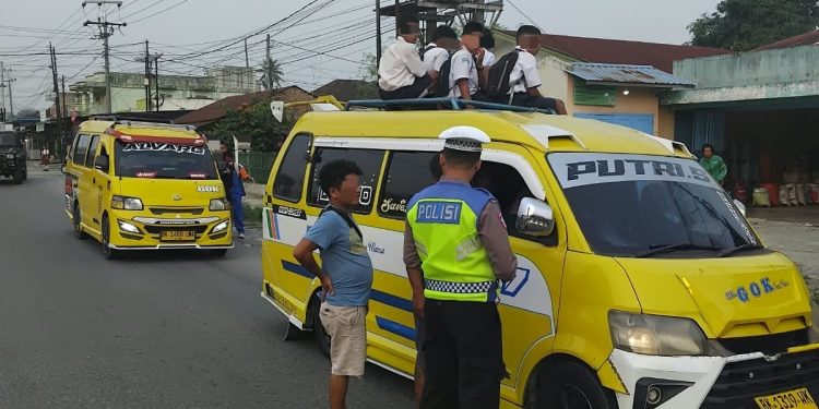 Bahaya Penumpang di Atap Kendaraan, Satlantas Pematangsiantar Beri Peringatan ke Supir Bahaya Penumpang di Atap Kendaraan, Satlantas Pematangsiantar Beri Peringatan ke Supir
