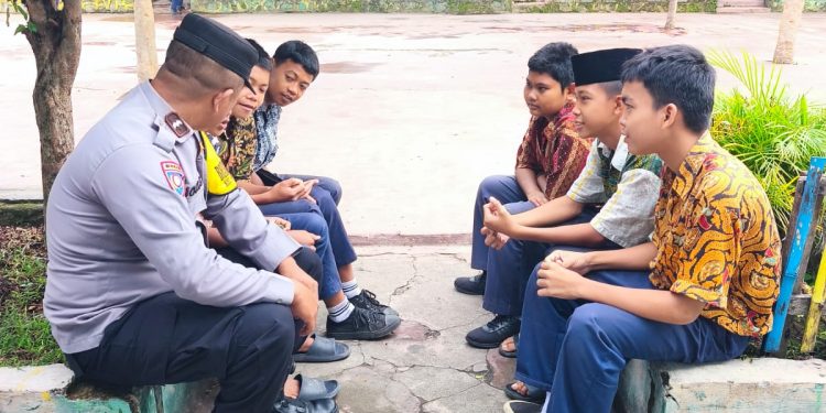 Cegah Tawuran dan Balap Liar, Bhabinkamtibmas Siantar Marihat Sambangi Pelajar