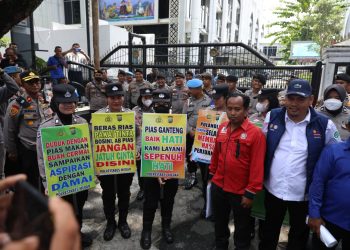 Tim Negosiator Polwan Tetap Senyum dan Humanis Terima Massa Aksi KBPBI