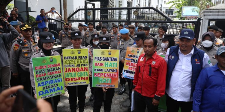 Tim Negosiator Polwan Tetap Senyum dan Humanis Terima Massa Aksi KBPBI Tim Negosiator Polwan Tetap Senyum dan Humanis Terima Massa Aksi KBPBI
