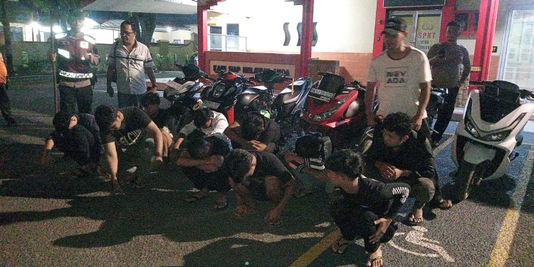Tim Sergap Polres Asahan Amankan 10 Remaja Diduga Hendak Tawuran, Sajam dan 6 Sepeda Motor Diamankan Tim Sergap Polres Asahan Amankan 10 Remaja Diduga Hendak Tawuran, Sajam dan 6 Sepeda Motor Diamankan