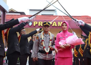 Tradisi Pedang Pora dan Mangulosi Warnai Kedatangan AKBP Budi Prasetyo di Sibolga