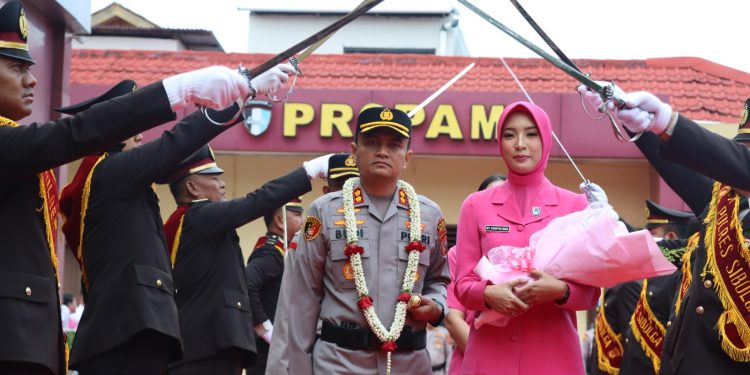 Tradisi Pedang Pora dan Mangulosi Warnai Kedatangan AKBP Budi Prasetyo di Sibolga Tradisi Pedang Pora dan Mangulosi Warnai Kedatangan AKBP Budi Prasetyo di Sibolga