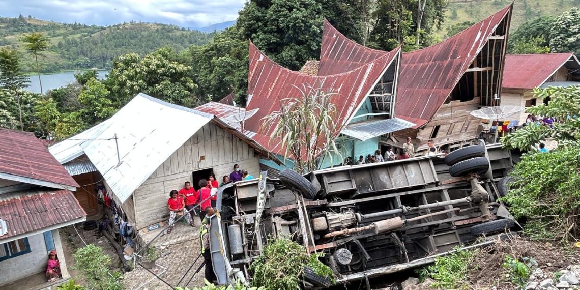 Bus Wisata Bawa 32 Penumpang Terbalik di Samosir, Danau Toba Bus Wisata Bawa 32 Penumpang Terbalik di Samosir, Danau Toba