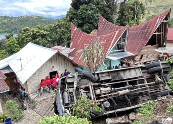 Bus Wisata Bawa 32 Penumpang Terbalik di Samosir, Danau Toba