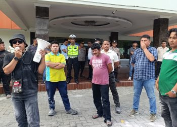 Tuntutan Transparansi IPAL dan Upah Lembur Buruh Memuncak, Massa AMPDT Bakar Ban di Depan Hotel Khas Parapat