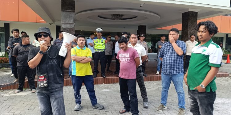 Tuntutan Transparansi IPAL dan Upah Lembur Buruh Memuncak, Massa AMPDT Bakar Ban di Depan Hotel Khas Parapat