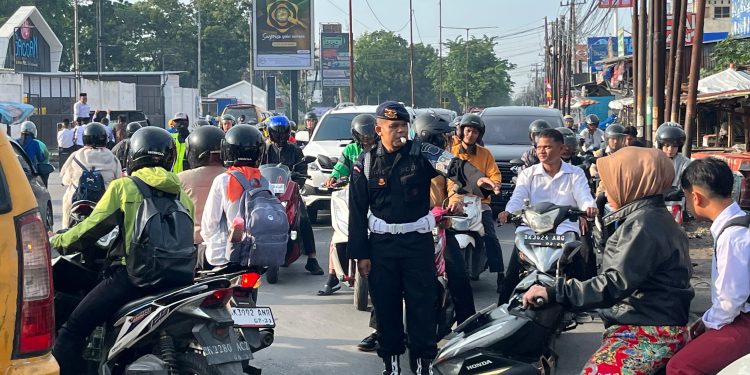 Urai Kepadatan Pagi Hari, Brimob Polda Sumut Kawal Kelancaran Lalu Lintas di Simpang Pajak Tuasan Urai Kepadatan Pagi Hari, Brimob Polda Sumut Kawal Kelancaran Lalu Lintas di Simpang Pajak Tuasan