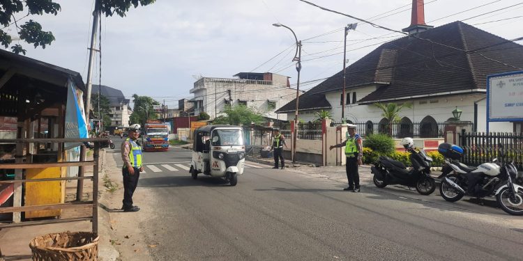 Jemaat Berdatangan, Sat Lantas Siantar Turun ke Gereja Amankan Ibadah dan Arus Lalu Lintas Jemaat Berdatangan, Sat Lantas Siantar Turun ke Gereja Amankan Ibadah dan Arus Lalu Lintas
