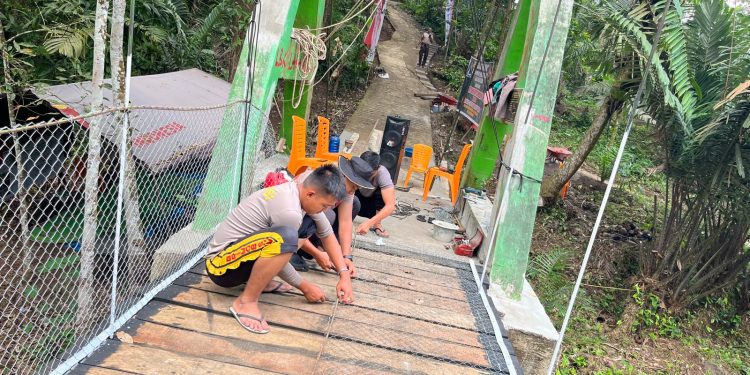 Brimob Sumut Bersama Warga Revitalisasi Jembatan Rambin Sibongbong, Akses Masyarakat Kembali Diperkuat Brimob Sumut Bersama Warga Revitalisasi Jembatan Rambin Sibongbong, Akses Masyarakat Kembali Diperkuat