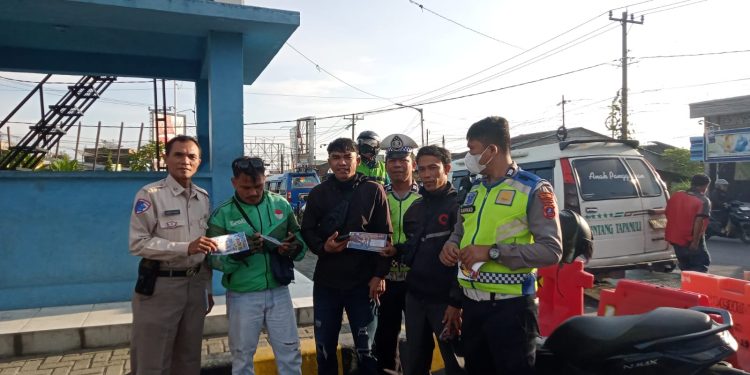 Bukan Sekadar Bagi Brosur, Sat Lantas Siantar Ingatkan Warga Tertib Berlalu Lintas