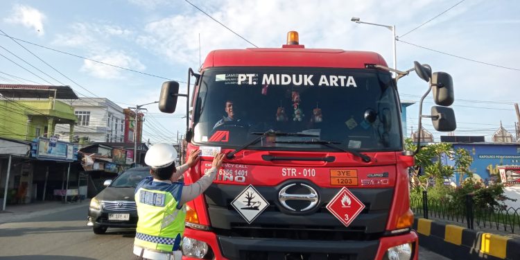 Angkutan Barang Kelebihan Muatan Jadi Sorotan, Sat Lantas Siantar Ingatkan Bahaya Overload Angkutan Barang Kelebihan Muatan Jadi Sorotan, Sat Lantas Siantar Ingatkan Bahaya Overload
