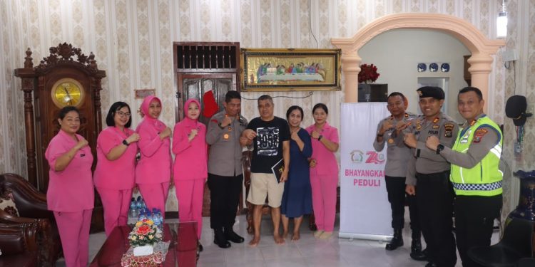 Di Tengah Kesibukan, Kapolres Pematangsiantar Sisihkan Waktu Jenguk Personel yang Sakit Di Tengah Kesibukan, Kapolres Pematangsiantar Sisihkan Waktu Jenguk Personel yang Sakit