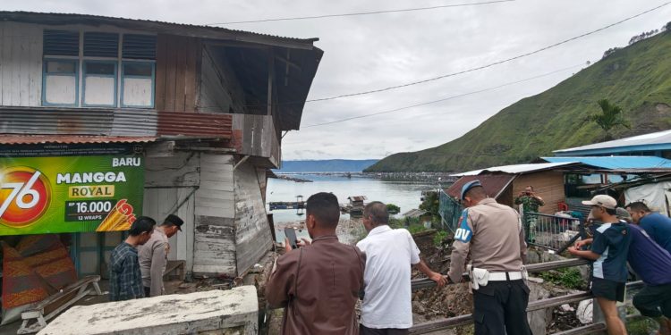 Banjir Terjang Haranggaol, 4 Rumah Terendam dan 2 Rusak, Polres Simalungun Turun Tangan