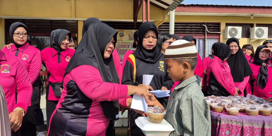 Brimob Sumut Tebarkan Kepedulian di Tanjung Morawa, Bhayangkari Hadir untuk Berbagi dan Menguatkan Kebersamaan