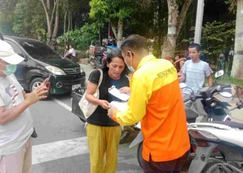 Tak Tinggal Diam Lihat Kabut Asap Selimuti Siantar, Hendra Pardede Turun Langsung Lindungi Pengendara