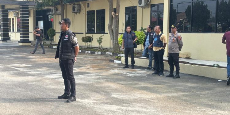 Brimob Sumut dan Polres Sergai Gelar Operasi Sarang Narkoba di Kampung Pon, 12 Orang Diamankan