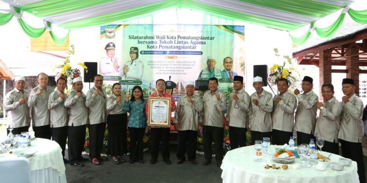 Wesly Silalahi Terima Penghargaan Tokoh Toleransi, Pematangsiantar Naik ke Peringkat 4 IKT Nasional Wesly Silalahi Terima Penghargaan Tokoh Toleransi, Pematangsiantar Naik ke Peringkat 4 IKT Nasional